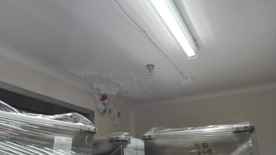 Námraza na strope v mraziarni pečiva oddelenia pekárne.