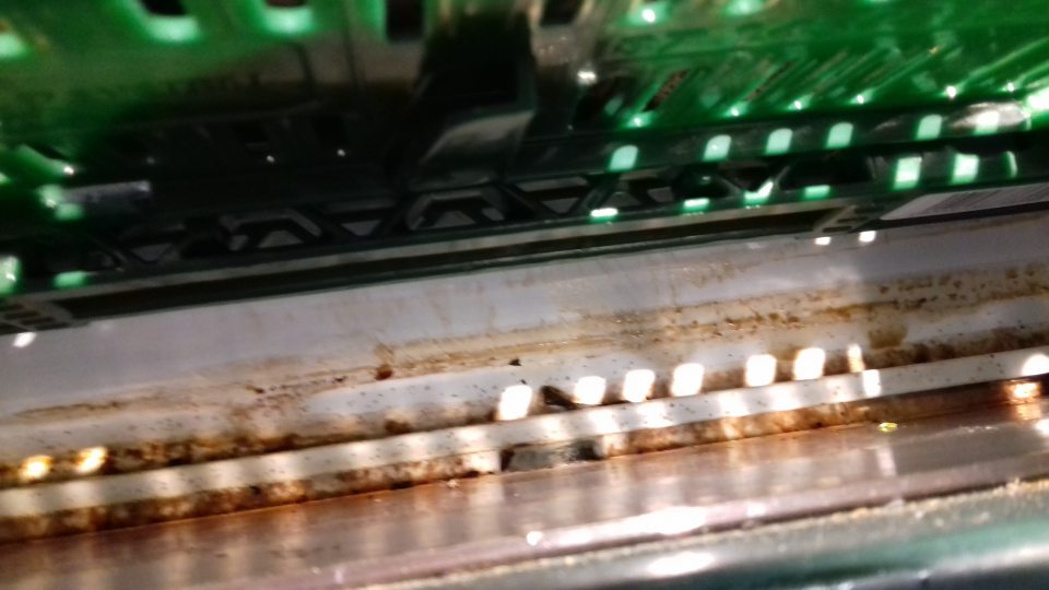 Znečistené chladiace vitríny