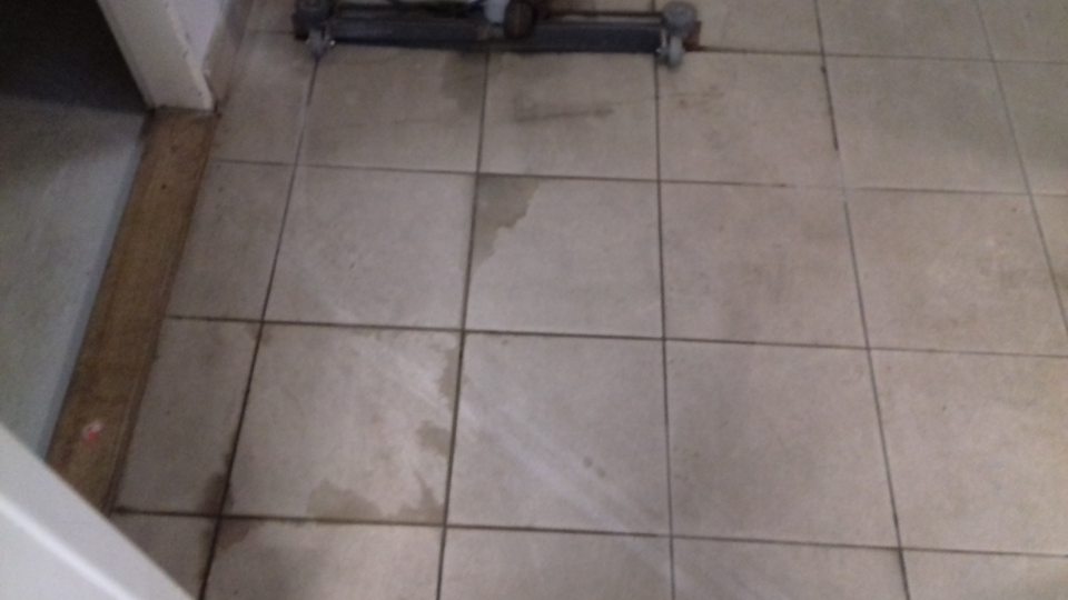 Podlahy znečistené, zatečené