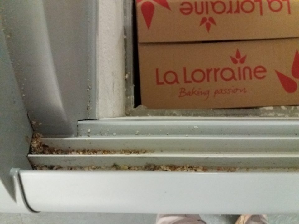 Znečistené lišty pre posuvné dvere mraziacej vane v oddelení dopekania pekárskych polotovarov.