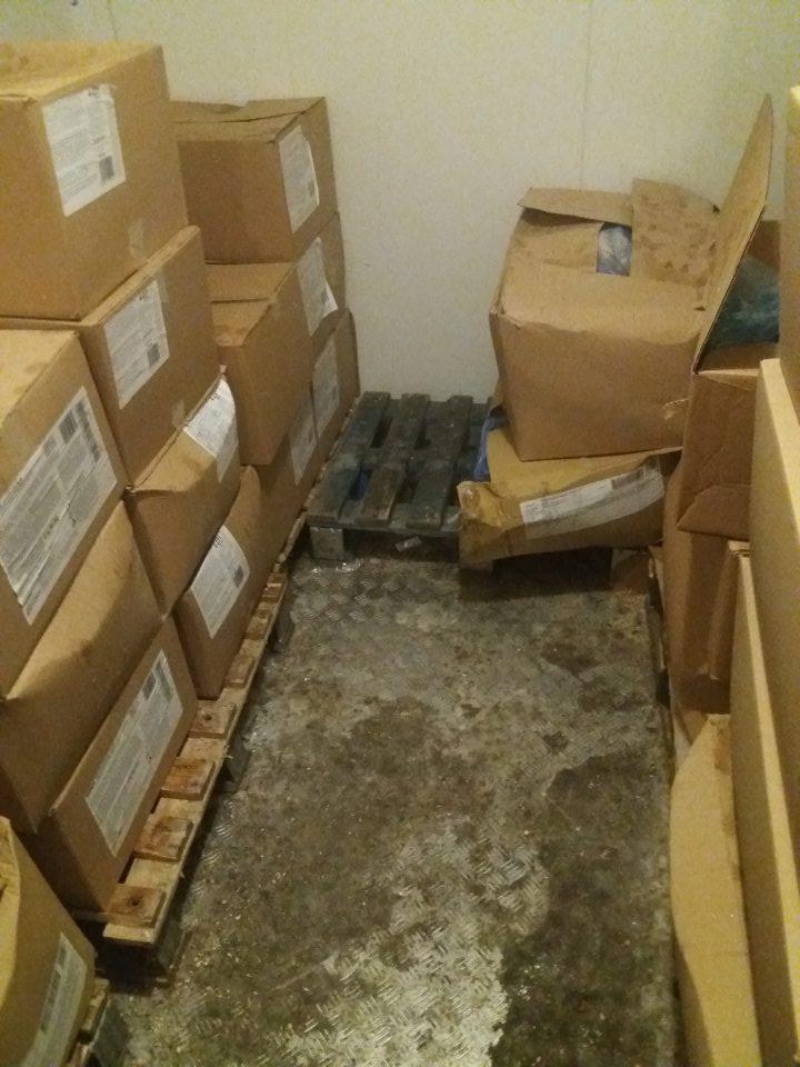 Výrazne znečistená podlaha a námraza na podlahe v mraziacom boxe oddelenia dopekania pekárskych polotovarov.