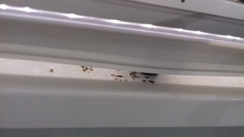 Chladiace vitríny znečistené
