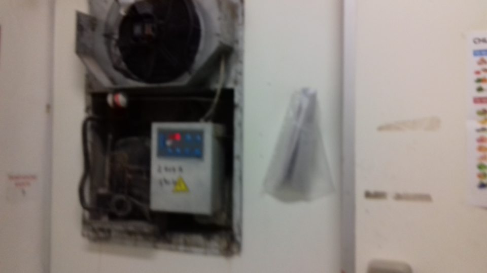 Poškodený kryt nad rozvodmi na chladiacom boxe
