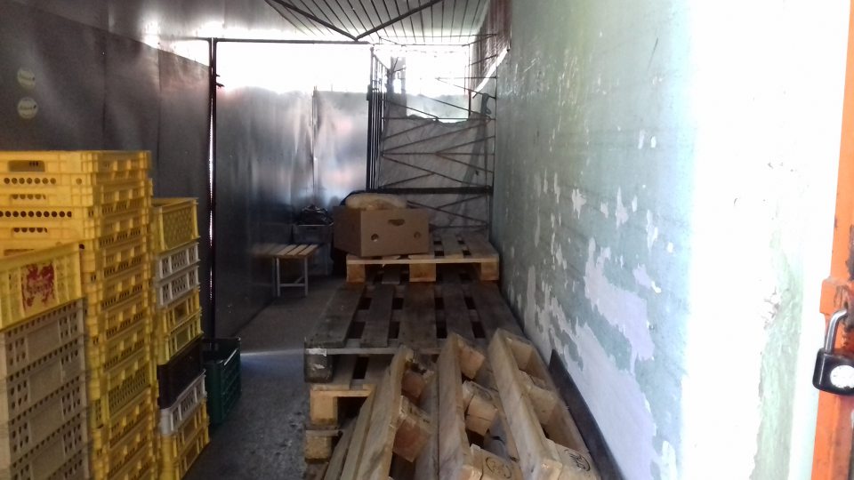 Poškodená stena v priestore na prechodné uskladnenie pečiva