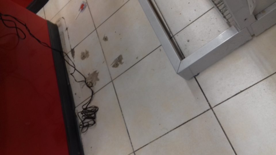 Podlahy na predajnej ploche znečistené