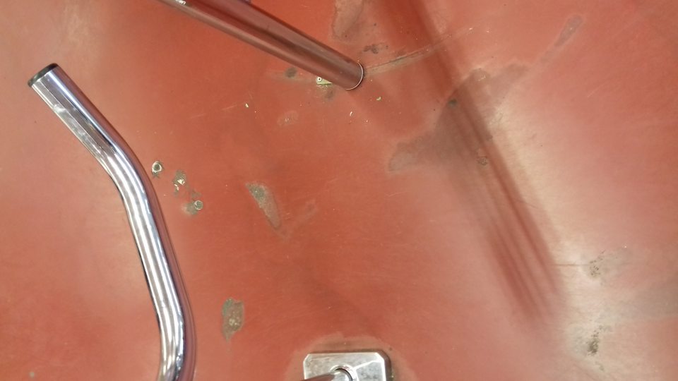 Podlaha na predajnej ploche poškodená