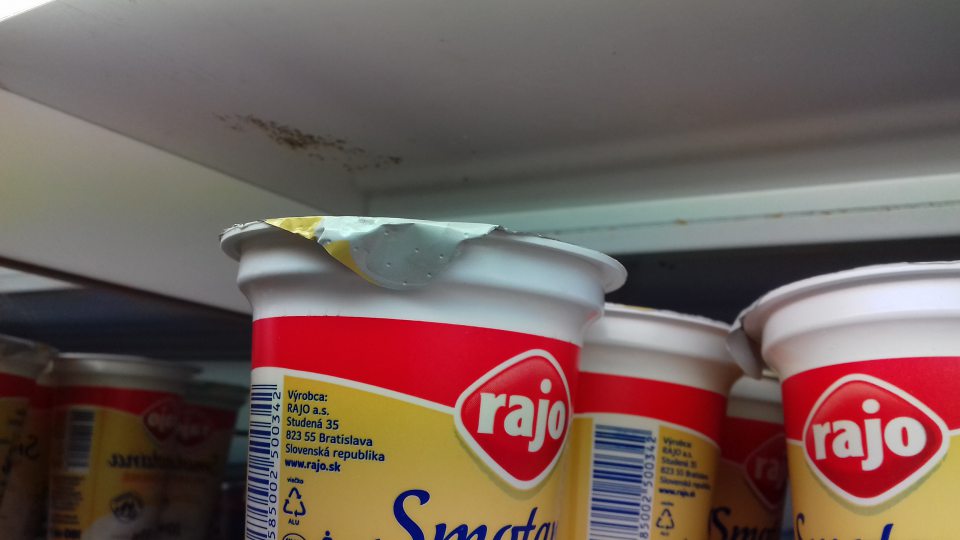 Chladiace vitríny znečistené plesňou