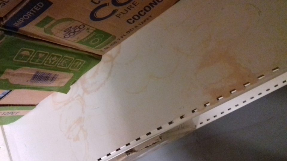 Regály v sklade znečistené