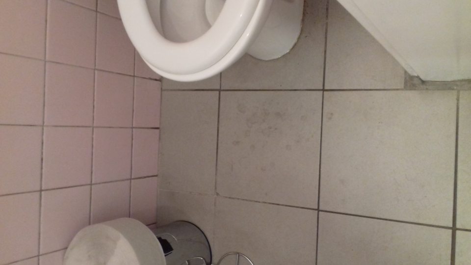 WC podlahy znečistené