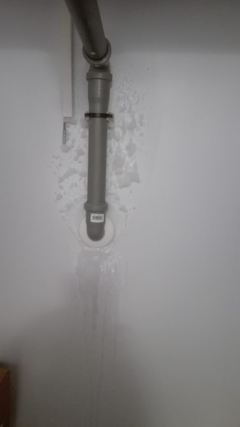 Zamrznutý kondenzát na stene v mraziacom boxe.