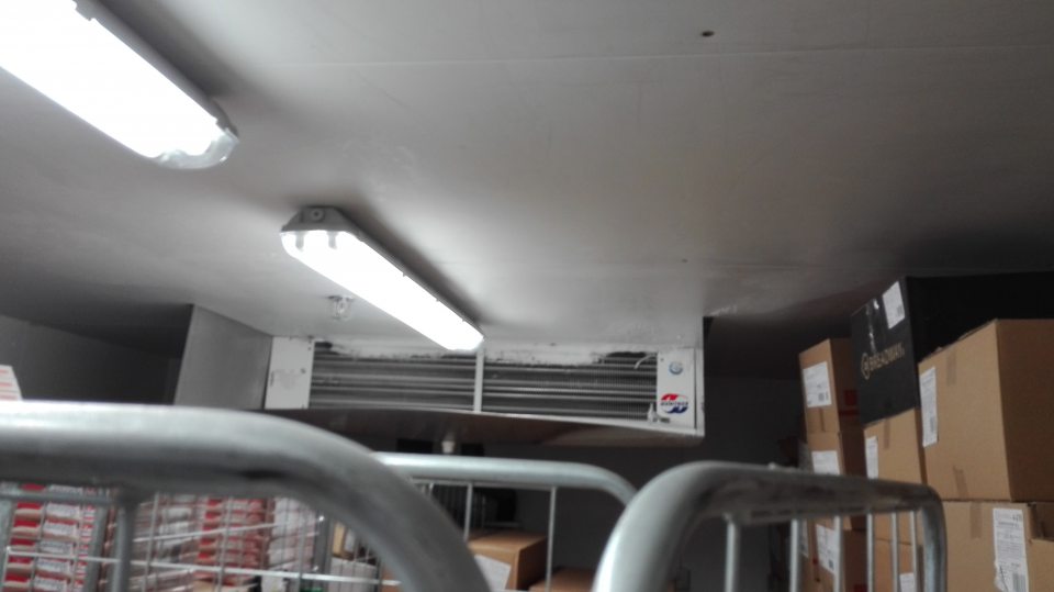 Námraza na agregáte v mraziacom boxe.