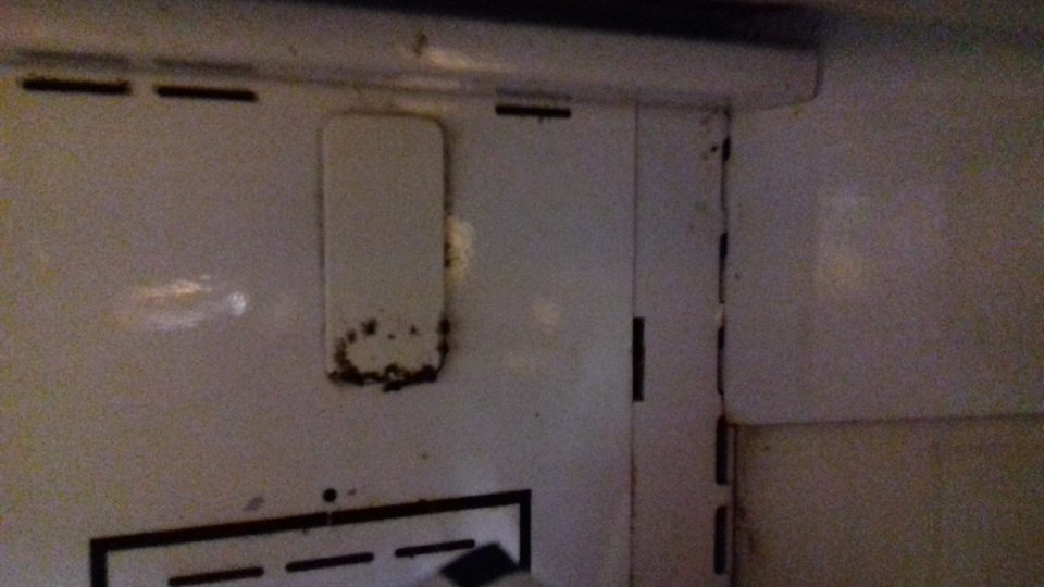 Chladiace vitríny znečistené