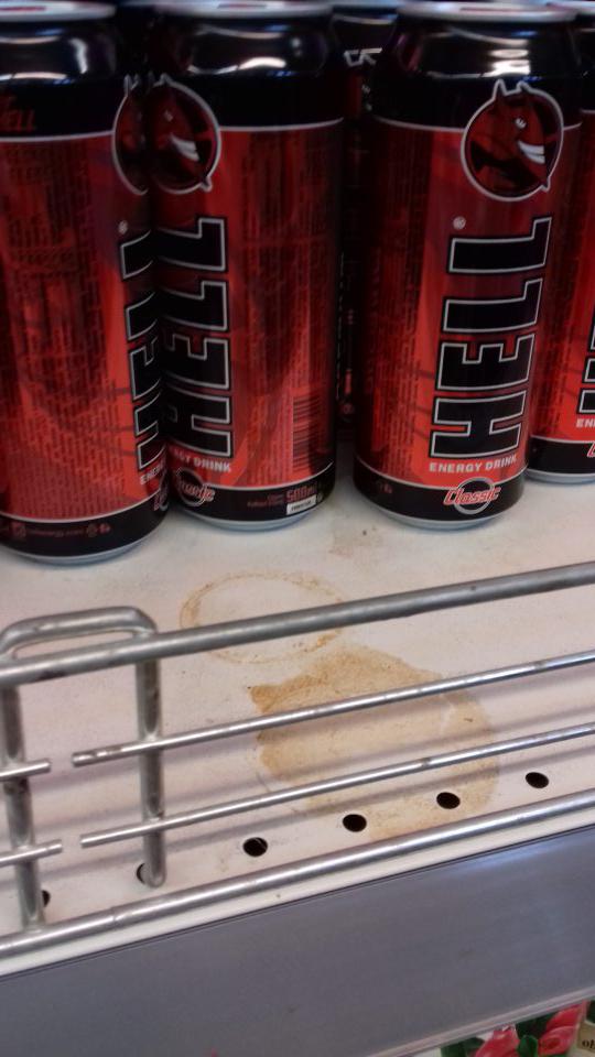 Regály znečistené