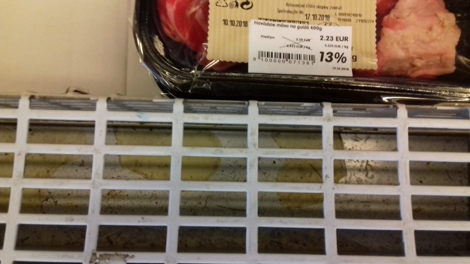 Znečistené chladiace vitríny