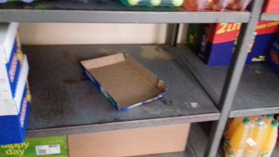 Znečistené regály s poškodeným náterom