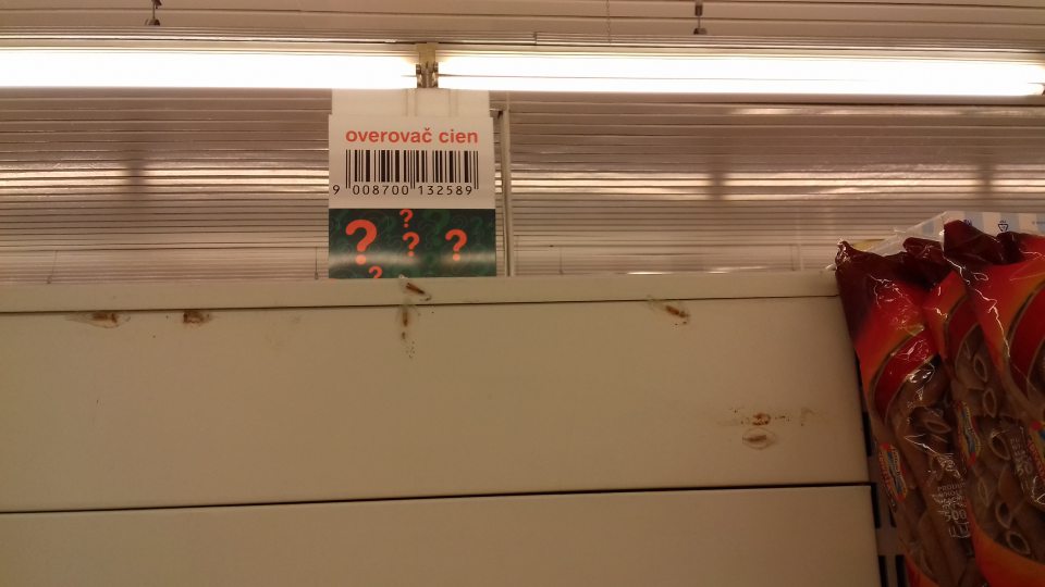 Výskyt molí na regáloch