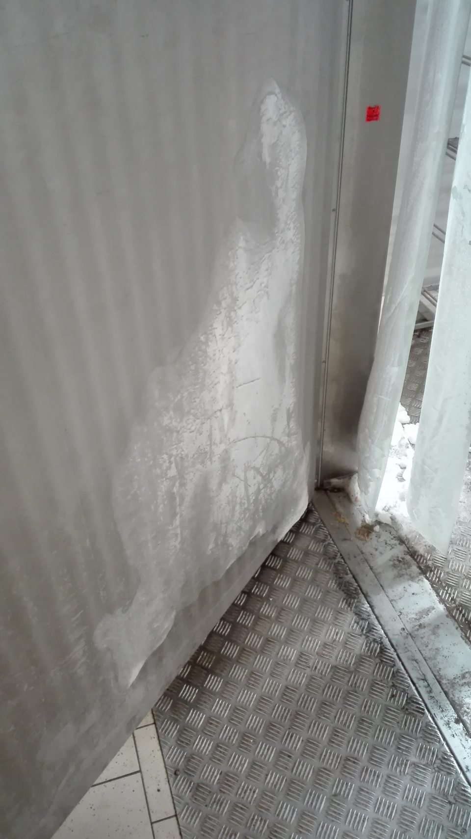 Výskyt námrazy na dverách, lamelách a podlahe pri pri vstupe v mraziarni pečiva.