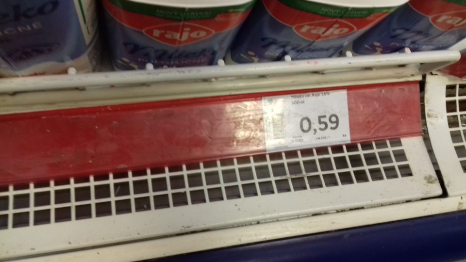 Znečistené chladiace vitríny