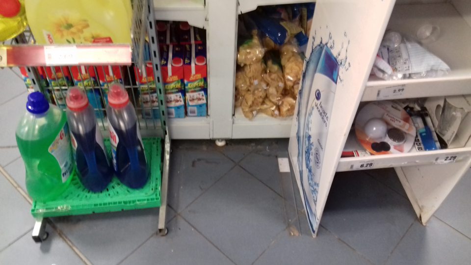 Podlahy na predajnej ploche znečistené