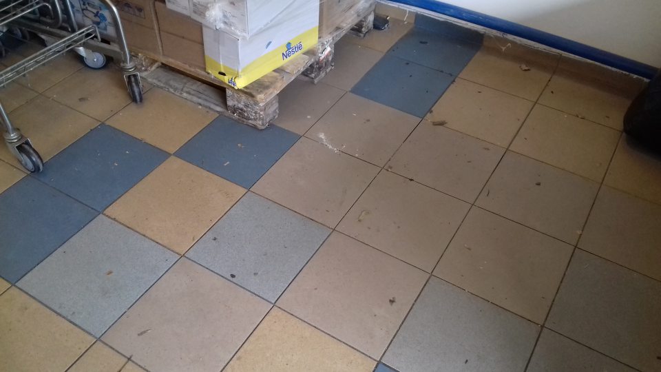 Podlahy znečistené