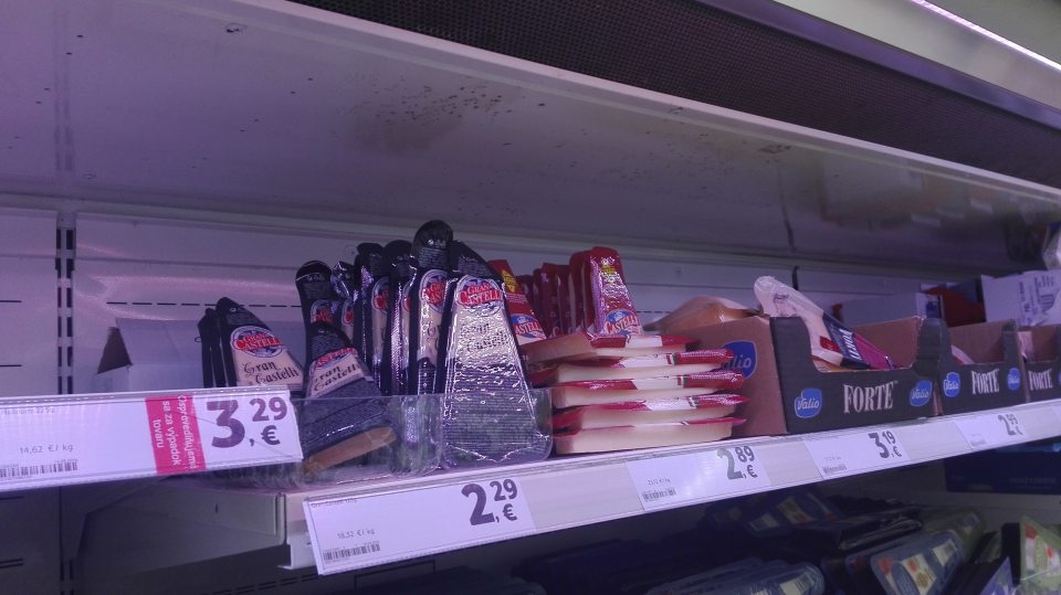 Znečistená zadná stena a strop s výskytom plesne v chladiacej vitríne s ponukou syrov.