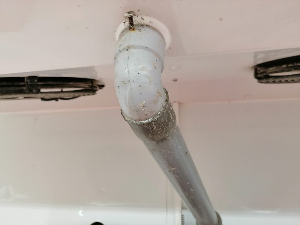Znečistené mriežky ventilátora a potrubie s výskytom plesne v chladiacom boxe lahôdok.