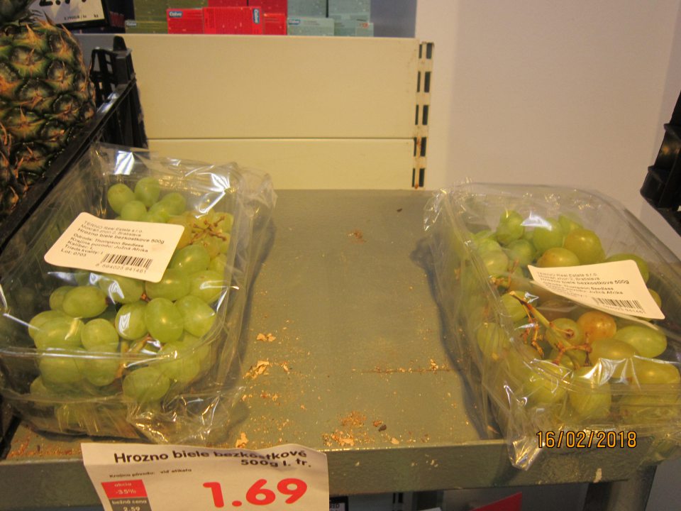 Regály znečistené