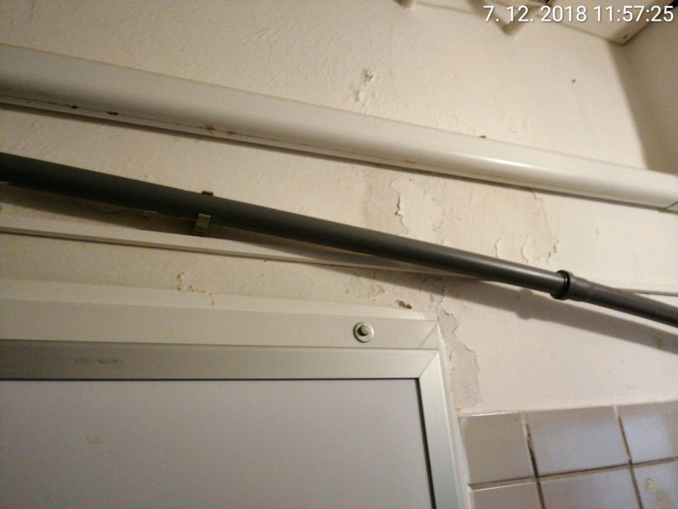 Poškodené omietky v chladiacich boxoch v zázemí prevádzky