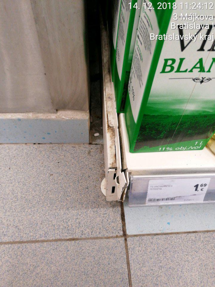 Znečistené regály a podlaha na predajnej ploche