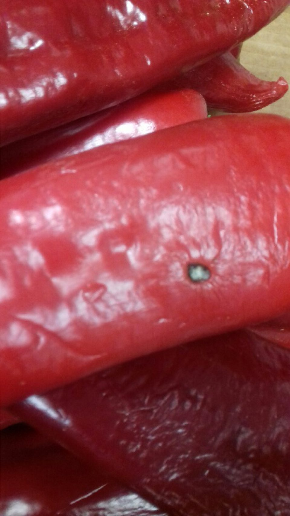 Paprika červená voľne ložená ,,Kápia" scvrknuté dehydrované plody napadnuté hnilobou.