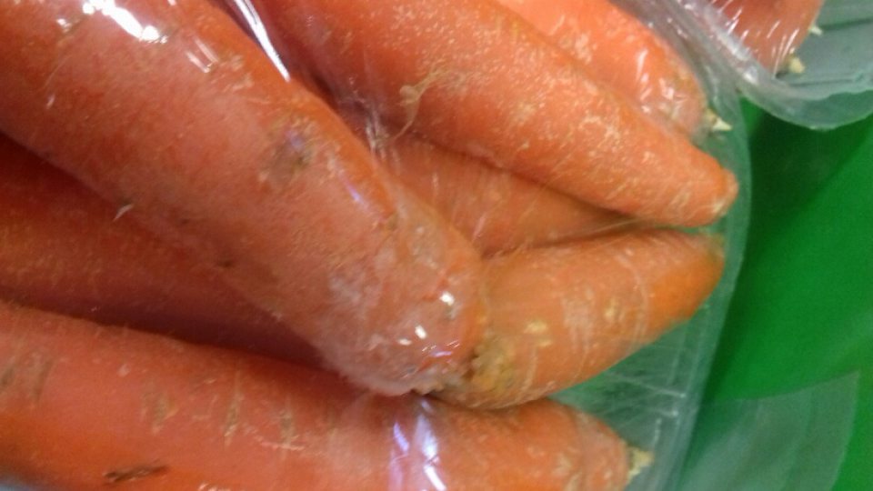 Mrkva 1 kg balenie - výskyt hniloby pokrytej náletom mycélia bielej plesne.