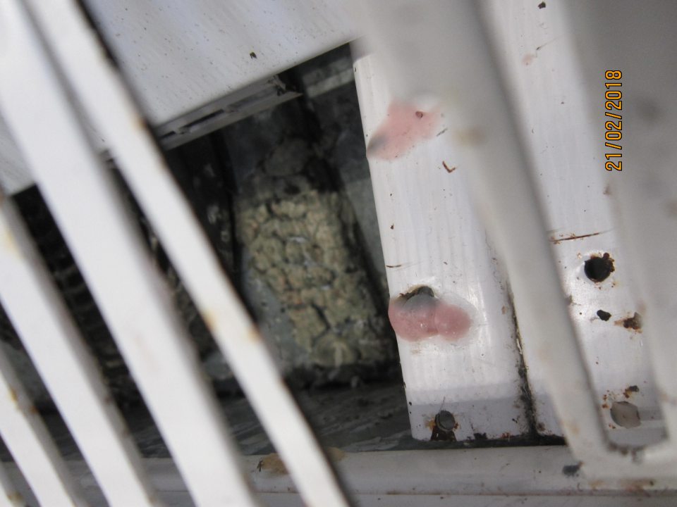 Znečistené chladiace vitríny