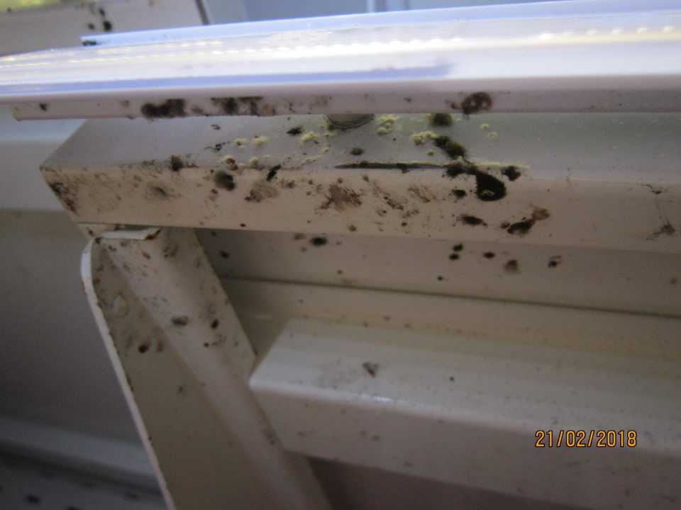 Znečistené chladiace vitríny