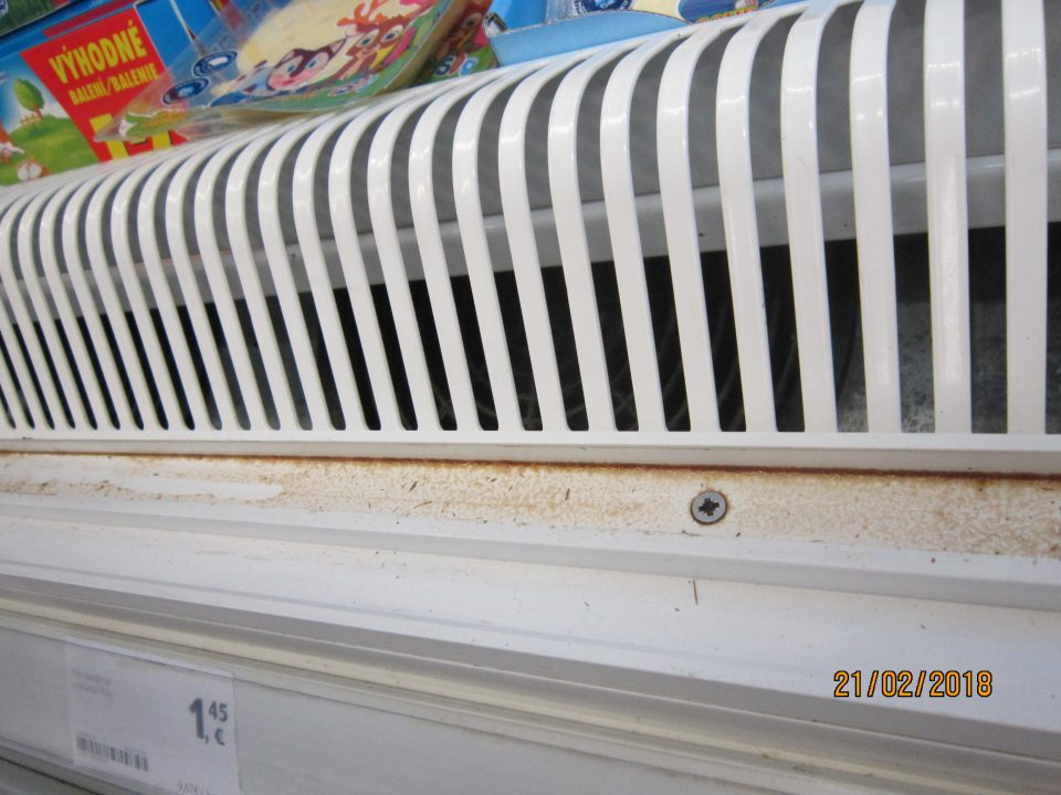 Znečistené chladiace vitríny