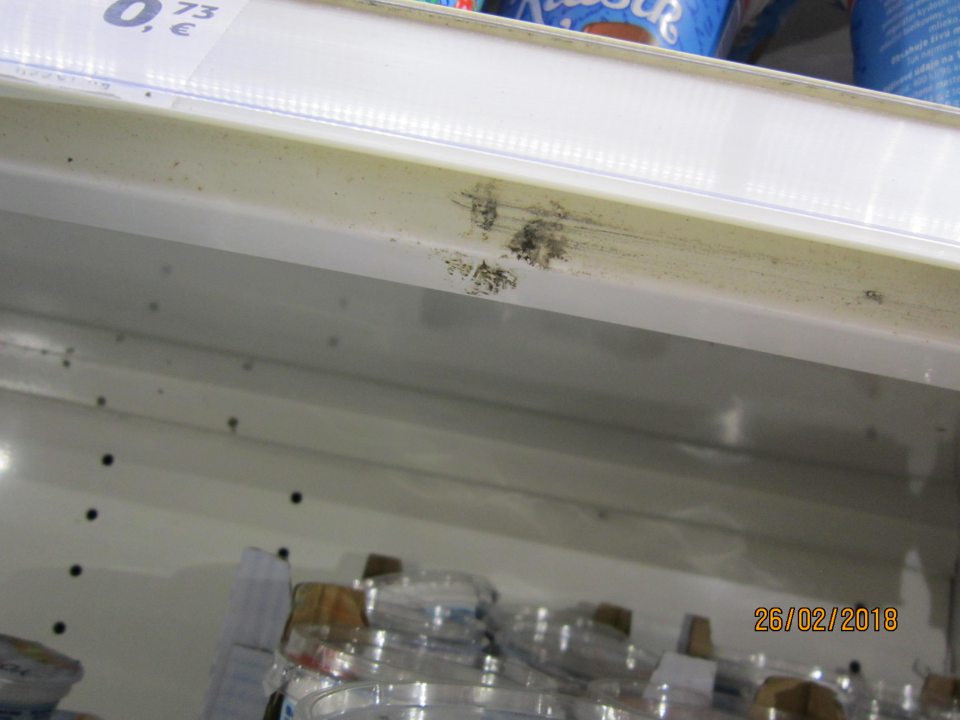 Znečistené chladiace vitríny plesňou