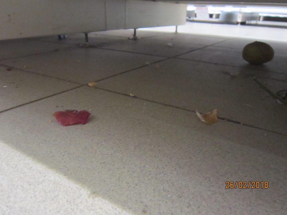 Znečistené podlahy na predajnej ploche