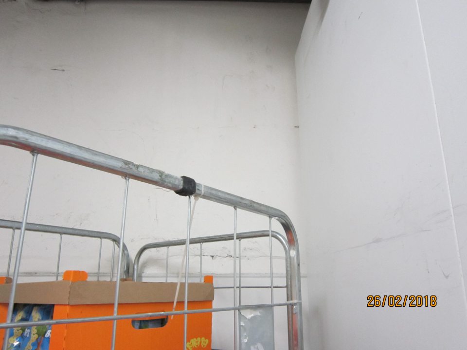 Poškodené steny v skladovacích priestoroch