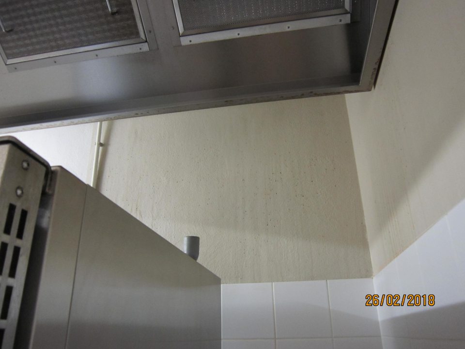 Stena nad dopekom znečistená
