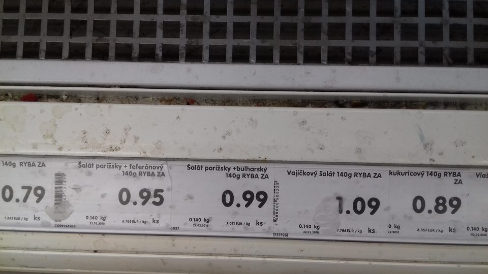 Znečistené chladiace vitríny