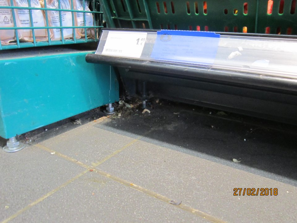 Podlahy znečistené