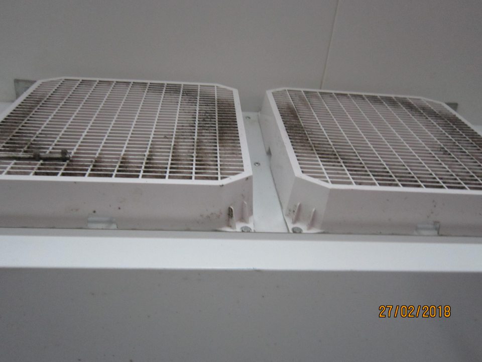 Znečistená chladiaca jednotka v chladiacom boxe