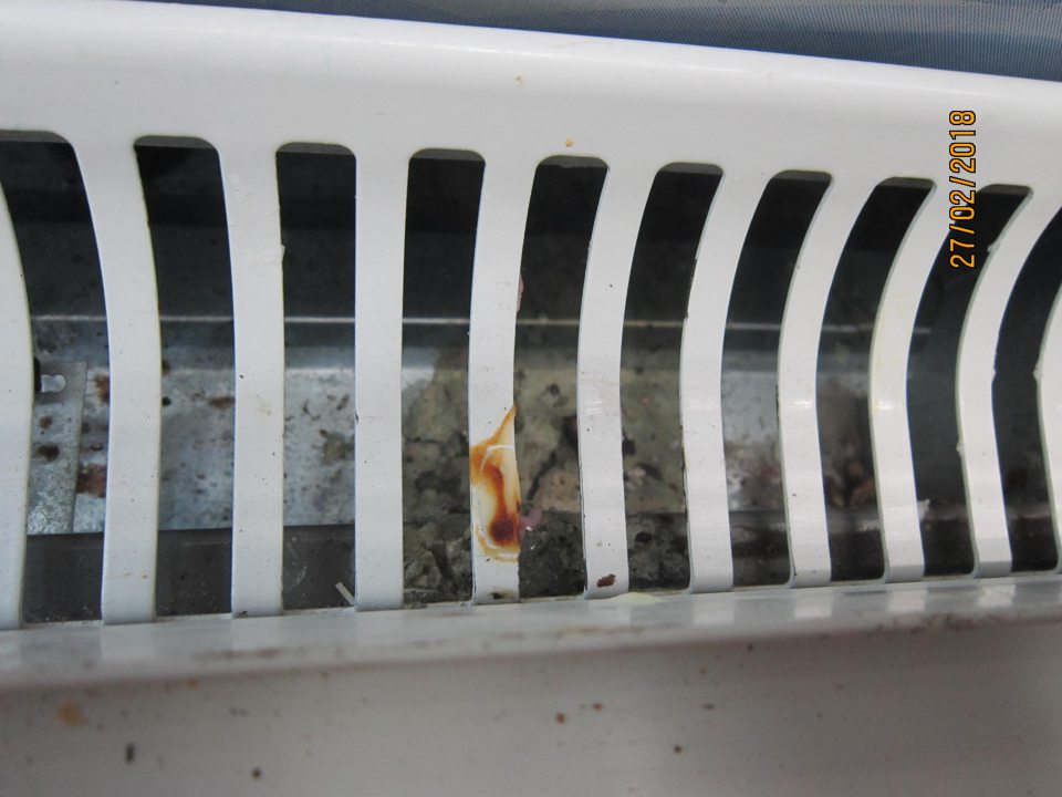 Znečistené chladiace vitríny