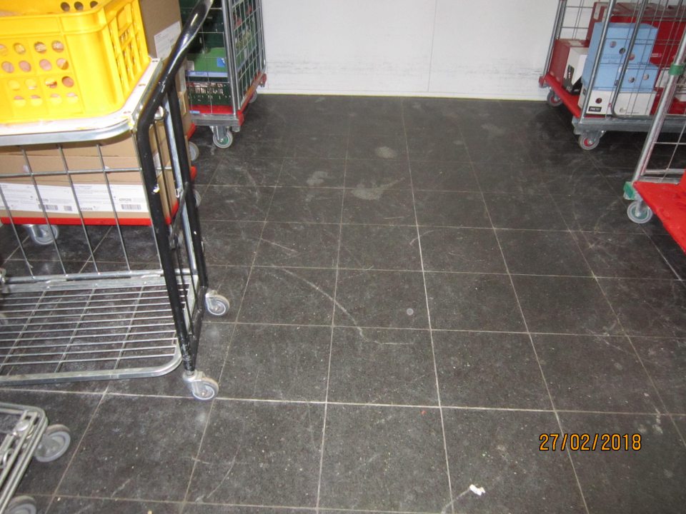 Podlahy znečistené