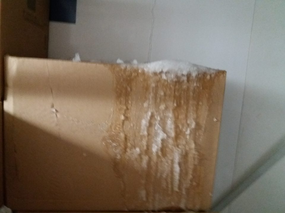 Zamrznutý kondenzát na krabiciach s tovarom v mraziacom boxe.