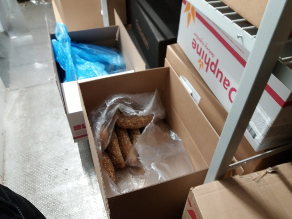 Mrazené pekárske polotovary skladované v otvorených krabiciach a igelitových obaloch, teda nechránene pred okolitým prostredím, kontamináciou a vysúšaním.