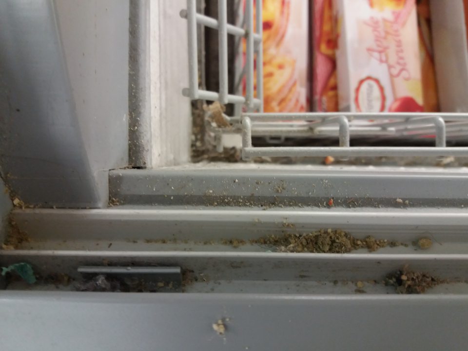 Znečistené vodiace lišty pre posuvné dvere mraziacej vane.