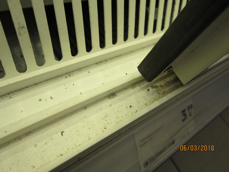 Chladiace vitríny znečistené