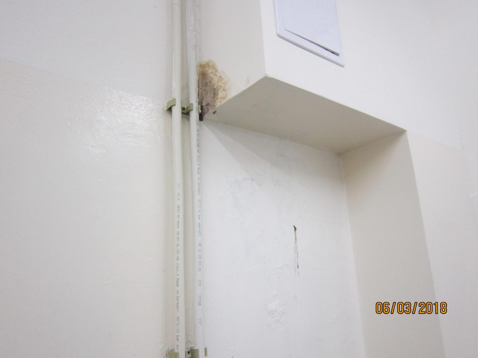 Stena v šatni muži znečistená, poškodená