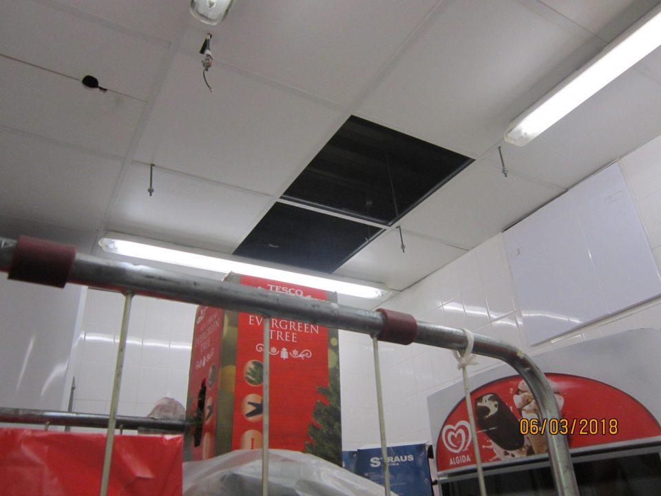 Chýbajúce stropné kazety v skladovacích priestoroch