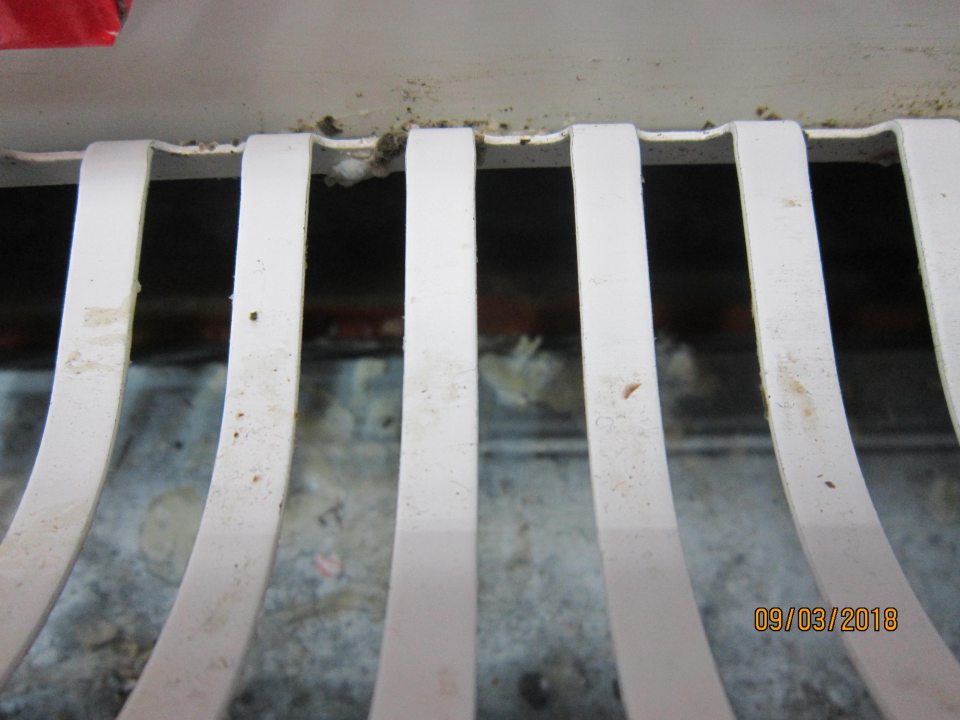 Znečistené chladiace vitríny